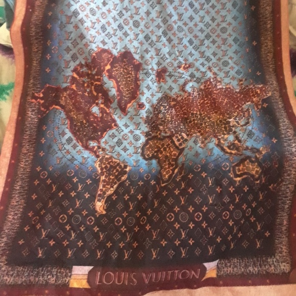 Louis Vuitton oversized wrap - Picture 2 of 2